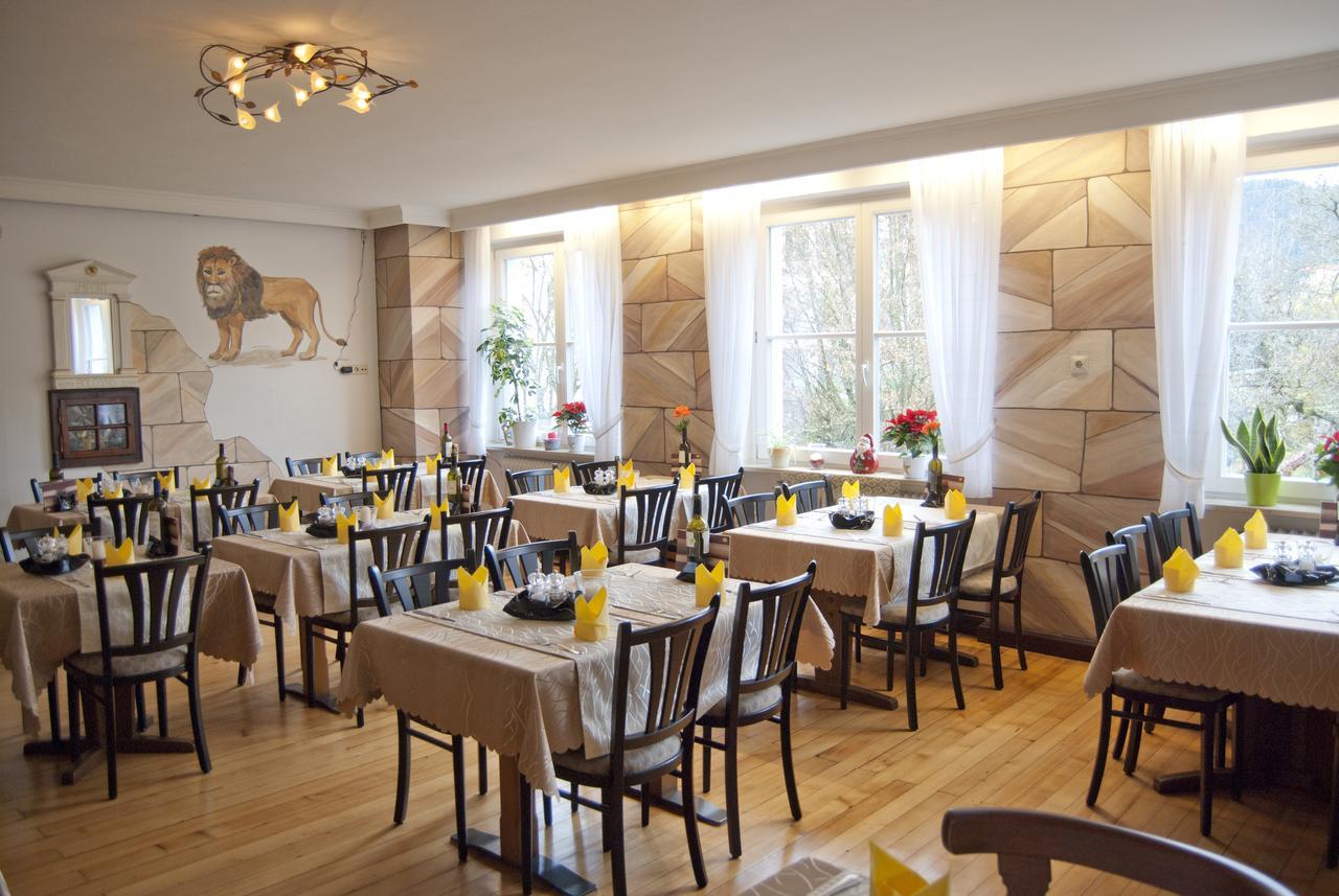 Gasthaus Zum Loewen - Restaurant Akropolis เฮาซาค ภายนอก รูปภาพ